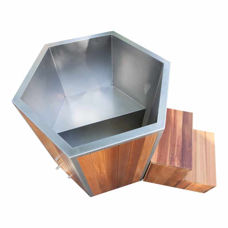Cedar Cold Plunge када со пристапен чекор