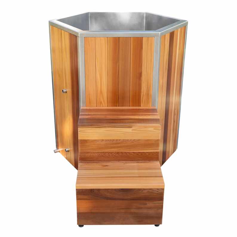 Cedar Cold Plunge када со пристапен чекор